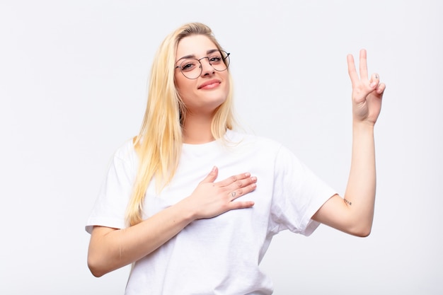 parecendo feliz, confiante e confiável, sorrindo e mostrando sinal de vitória, com uma atitude positiva