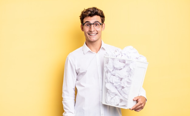 Foto parecendo feliz e agradavelmente surpreso, animado com uma expressão fascinada e chocada. conceito de papel de lixo