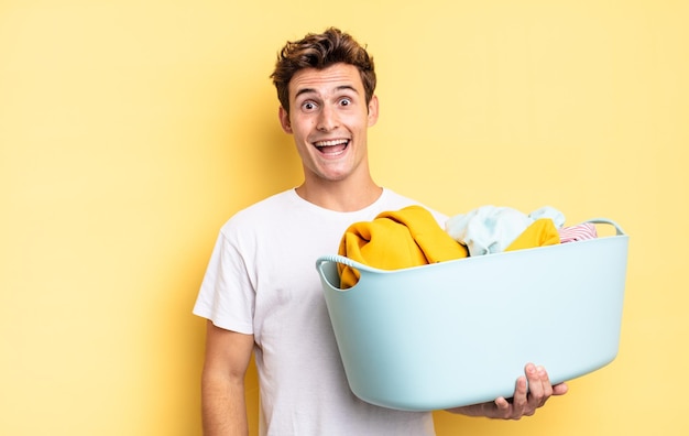 Parecendo feliz e agradavelmente surpreso, animado com uma expressão fascinada e chocada, lavando o conceito de roupas