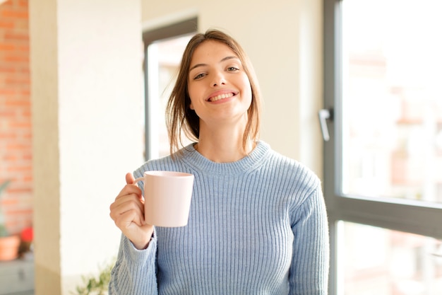 parecendo feliz e agradavelmente surpreso, animado com uma expressão fascinada e chocada