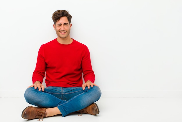 parecendo feliz e amigável, sorrindo e piscando os olhos para você com uma atitude positiva