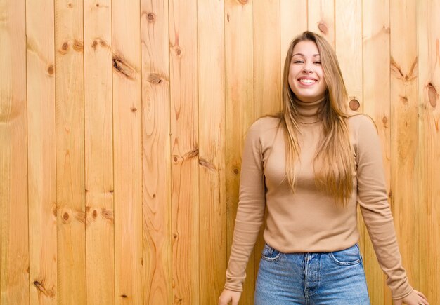 parecendo feliz e pateta com um sorriso largo, divertido e maluco e olhos bem abertos