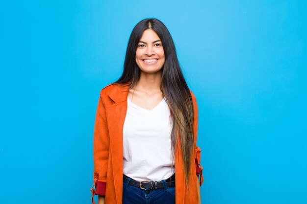 Foto parecendo feliz e pateta com um sorriso largo, divertido e maluco e olhos bem abertos