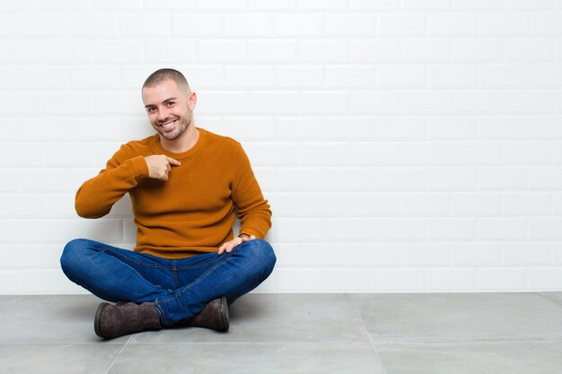 parecendo feliz, orgulhoso e surpreso, apontando alegremente para si mesmo, sentindo-se confiante e nobre