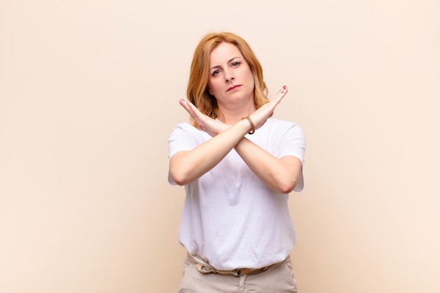 parecendo irritado e cansado de sua atitude, dizendo o suficiente! mãos cruzadas na frente, dizendo para parar