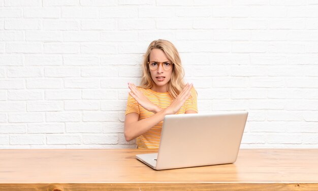 parecendo irritado e cansado de sua atitude, dizendo o suficiente! mãos cruzadas na frente, dizendo para parar