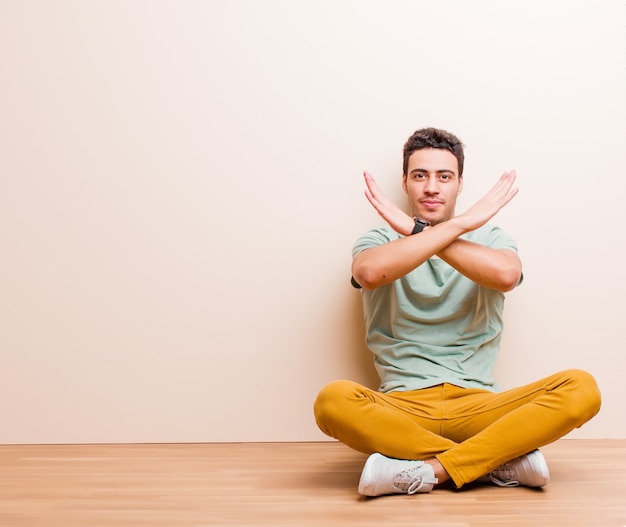 Parecendo irritado e cansado de sua atitude, dizendo o suficiente! mãos cruzadas na frente, dizendo para parar