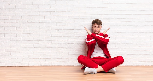 parecendo irritado e cansado de sua atitude, dizendo o suficiente! mãos cruzadas na frente, dizendo para parar