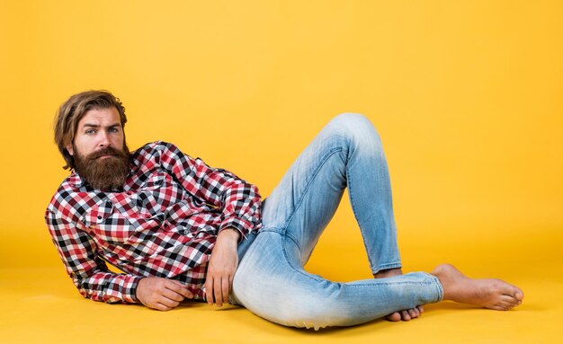 parecendo na moda. homem confiante bonito tem penteado perfeito. homem barbudo feliz na camisa quadriculada. conceito de beleza masculina. Retrato de hipster barbudo. cara com barba longa exuberante e bigode no rosto.