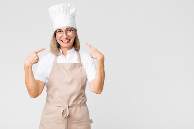 parecendo orgulhoso, arrogante, feliz, surpreso e satisfeito, apontando para si mesmo, sentindo-se um vencedor