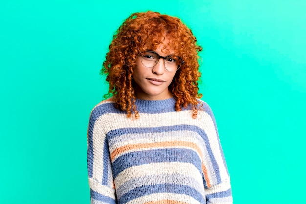 Foto parecendo orgulhoso confiante legal atrevido e arrogante sorrindo sentindo-se bem sucedido