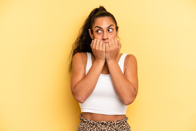 Parecendo preocupado, ansioso, estressado e com medo, roendo as unhas e olhando para o espaço lateral da cópia