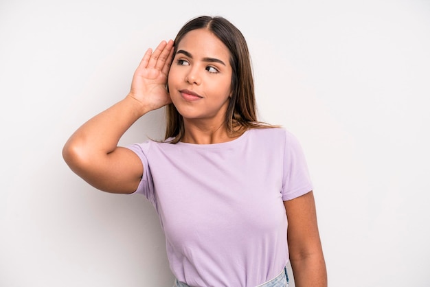 Parecendo sério e curioso, tentando ouvir uma conversa secreta ou bisbilhotando