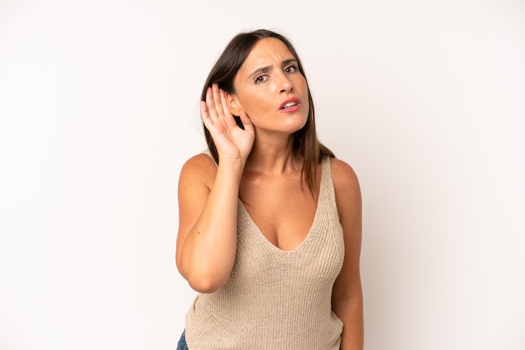 Foto parecendo sério e curioso, tentando ouvir uma conversa secreta ou bisbilhotando