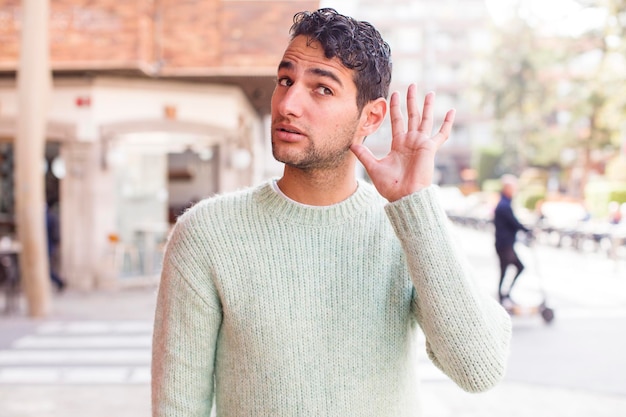 Parecendo sério e curioso, tentando ouvir uma conversa secreta ou bisbilhotando