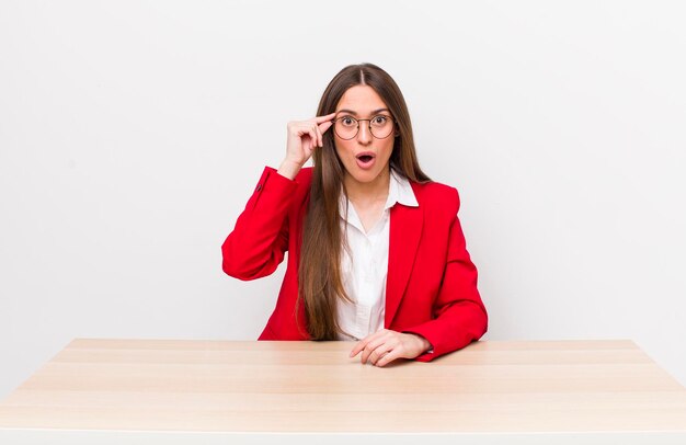 Parecendo surpreso ao perceber uma nova ideia ou conceito de pensamento