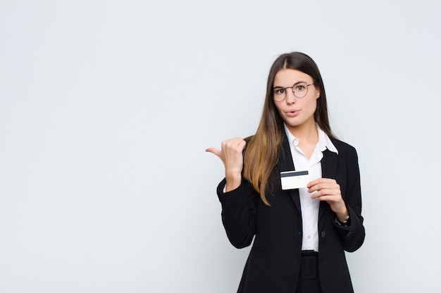 parecendo surpreso em descrença, apontando para o objeto ao lado e dizendo uau, inacreditável