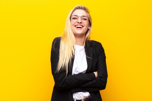 parecendo um empreendedor feliz, orgulhoso e satisfeito, sorrindo com os braços cruzados