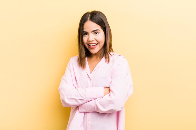 Parecendo um empreendedor feliz, orgulhoso e satisfeito, sorrindo com os braços cruzados