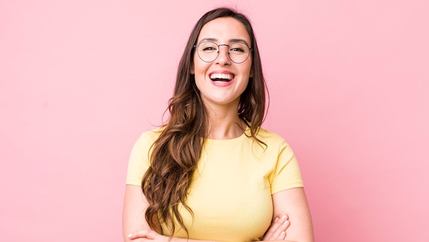 Parecendo um empreendedor feliz, orgulhoso e satisfeito, sorrindo com os braços cruzados