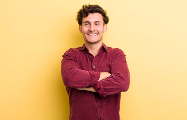 Parecendo um empreendedor feliz, orgulhoso e satisfeito, sorrindo com os braços cruzados