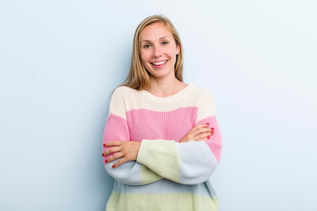 Parecendo um empreendedor feliz, orgulhoso e satisfeito, sorrindo com os braços cruzados