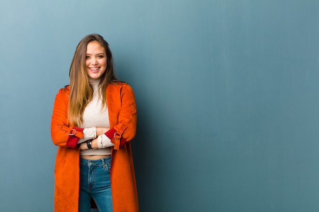 parecendo um empreendedor feliz, orgulhoso e satisfeito, sorrindo com os braços cruzados