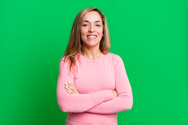 Parecendo um empreendedor feliz, orgulhoso e satisfeito, sorrindo com os braços cruzados