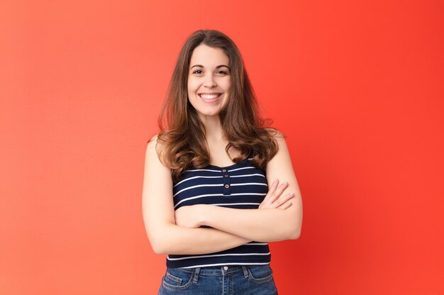 parecendo um empreendedor feliz, orgulhoso e satisfeito, sorrindo com os braços cruzados