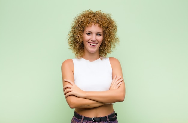 parecendo um empreendedor feliz, orgulhoso e satisfeito, sorrindo com os braços cruzados