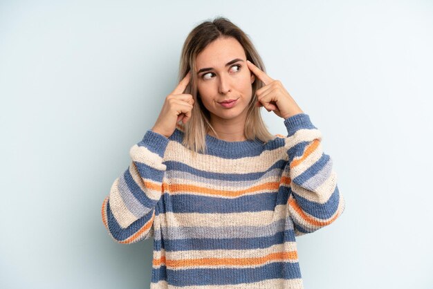 Parecer concentrado e pensar muito em uma ideia imaginando uma solução para um desafio ou problema