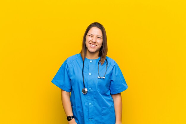 Pareciendo feliz y amigable, sonriendo y guiñándote un ojo con una actitud positiva