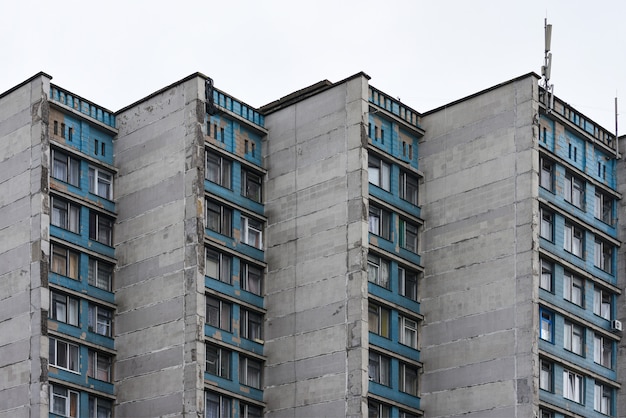 Pared del antiguo edificio de dormitorios de bloques de paneles en Rusia y Bielorrusia