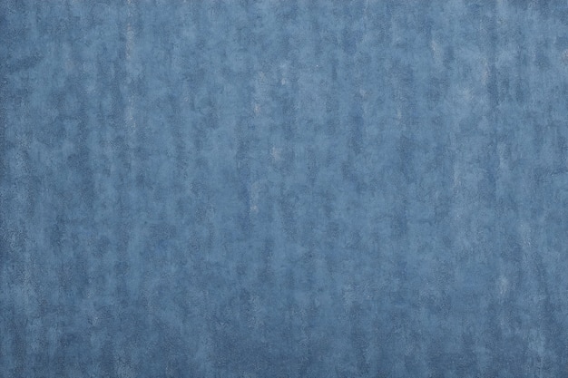 Una pared azul con un patrón de árboles.