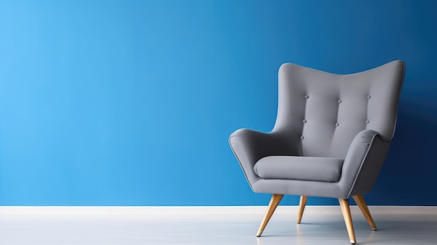 Una pared azul con una silla delante.