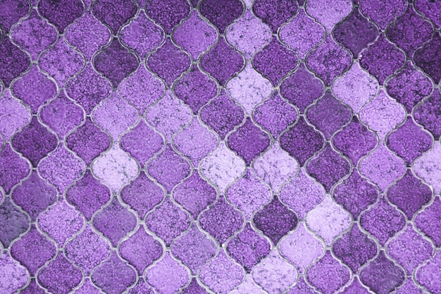 Pared de azulejo morado en baño