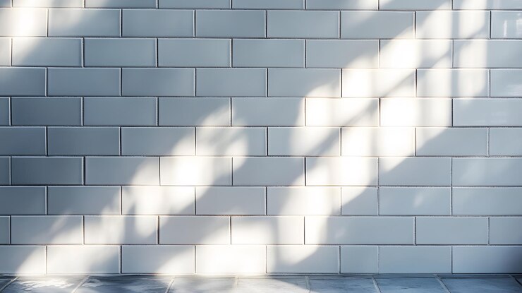 Pared de azulejos blancos con rayas de luz y sombra