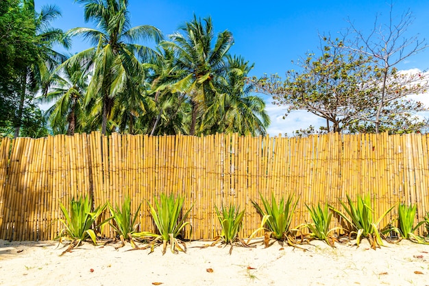 Pared de bambú en la playa tropical con cielo azul