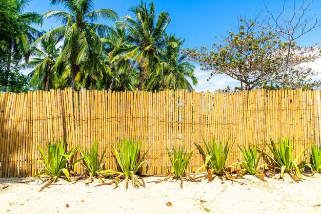 Pared de bambú en la playa tropical con cielo azul