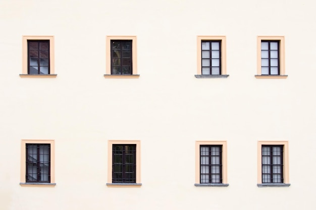 Pared beige con ventanas