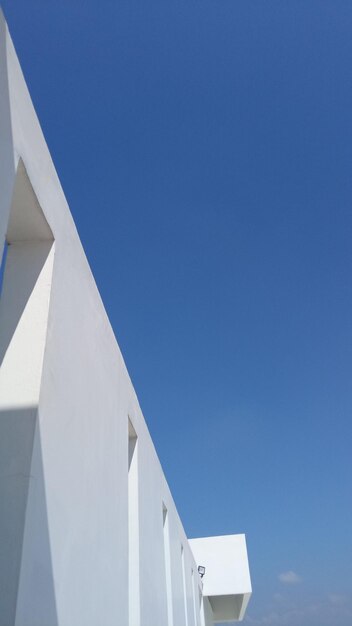 Foto la pared blanca contra el cielo azul claro