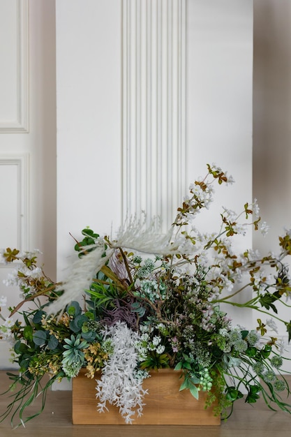 Foto pared blanca decorada con un ramo de flores de primavera