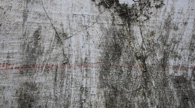 Una pared blanca con una línea roja