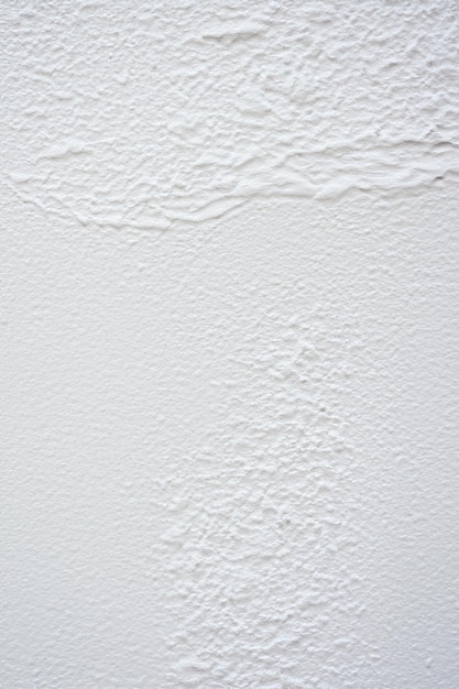 una pared blanca con un patrón de líneas en ella