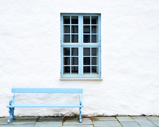 Foto pared blanca con ventana con marco azul