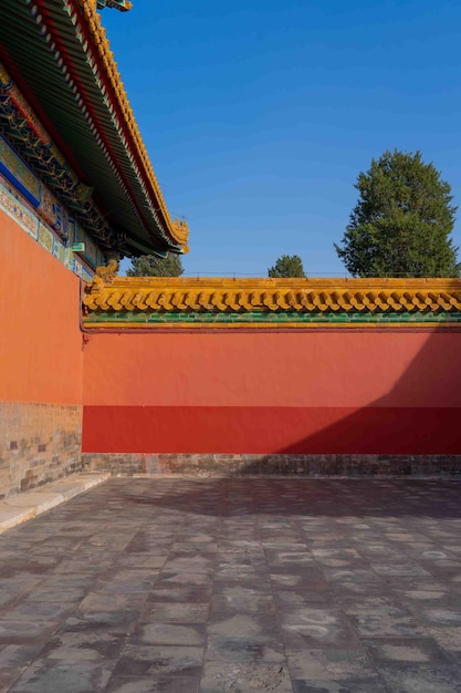 Una pared con un borde rojo y un cielo azul de fondo.