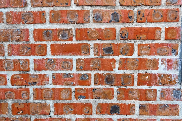 Una pared de botellas de vidrio con textura para parecerse a una pared de ladrillos