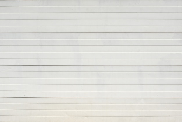 La pared de la casa está hecha de plástico.