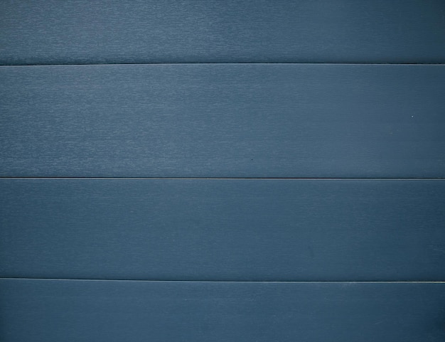 La pared de una casa de madera revestida con un tablero azul Fondo simple Líneas horizontales