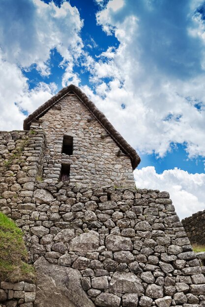 Pared y casa de piedra vieja